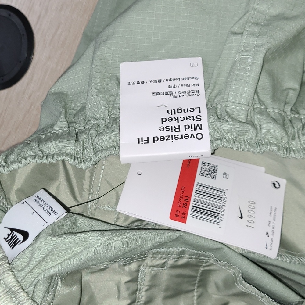 Nike Sportswear Women's Mid-Rise Oversized Cargo Trousers in Jade Horizon/Sail - Picture 7 of 8